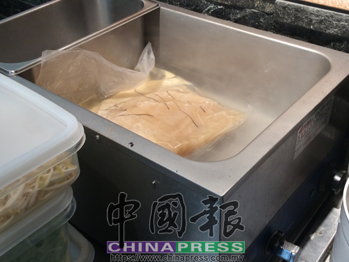 拉麵館使用的湯包，必須通過這台解凍器解凍，再拿去加熱煮麵。 