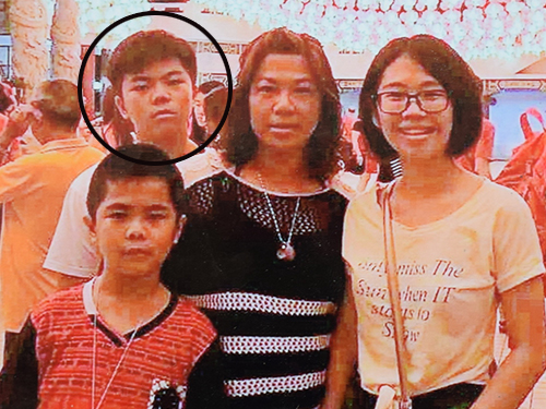 死者黃毓竣（左後）與姐姐、弟弟及母親去年同遊吉隆坡天後宮，此情已成死者家人的追憶。