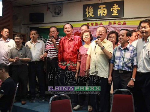 余仁何（左5）率領執委和會員歡唱新年歌曲，向與會的嘉賓互祝恭喜。