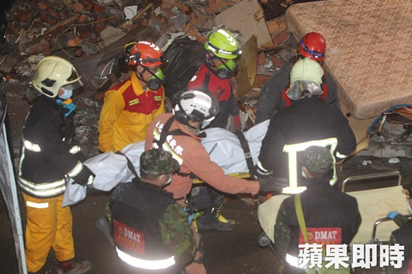 警消在凌晨2時許發現一具遺體。∕台灣《蘋果日報》