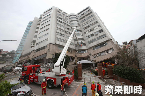花蓮地震造成雲門翠堤大樓倒塌，現仍有多名住戶處於失聯狀態。∕台灣《蘋果日報》