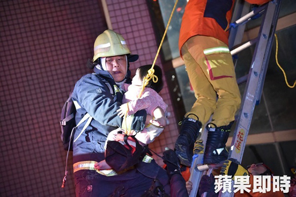 警消將受困住戶救出。∕台灣《蘋果日報》 