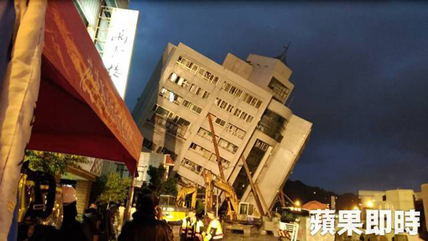 由於雲門翠堤大樓傾斜，警消在大樓側邊架設鋼梁支撐。∕台灣《蘋果日報》
