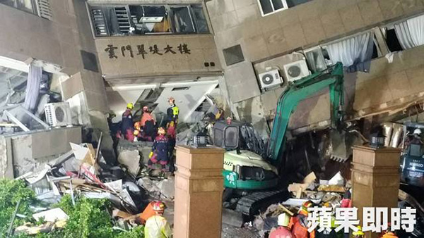 大批警消進入雲門翠堤大樓搜救。∕台灣《蘋果日報》