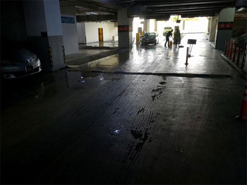  受訪者提供的照片顯示，商場的地下泊車場的出入口處有大量油漬。 