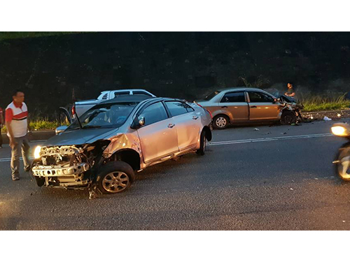 豐田威馳轎車車首損毀，女嬰拋出車外，最終傷重不治。