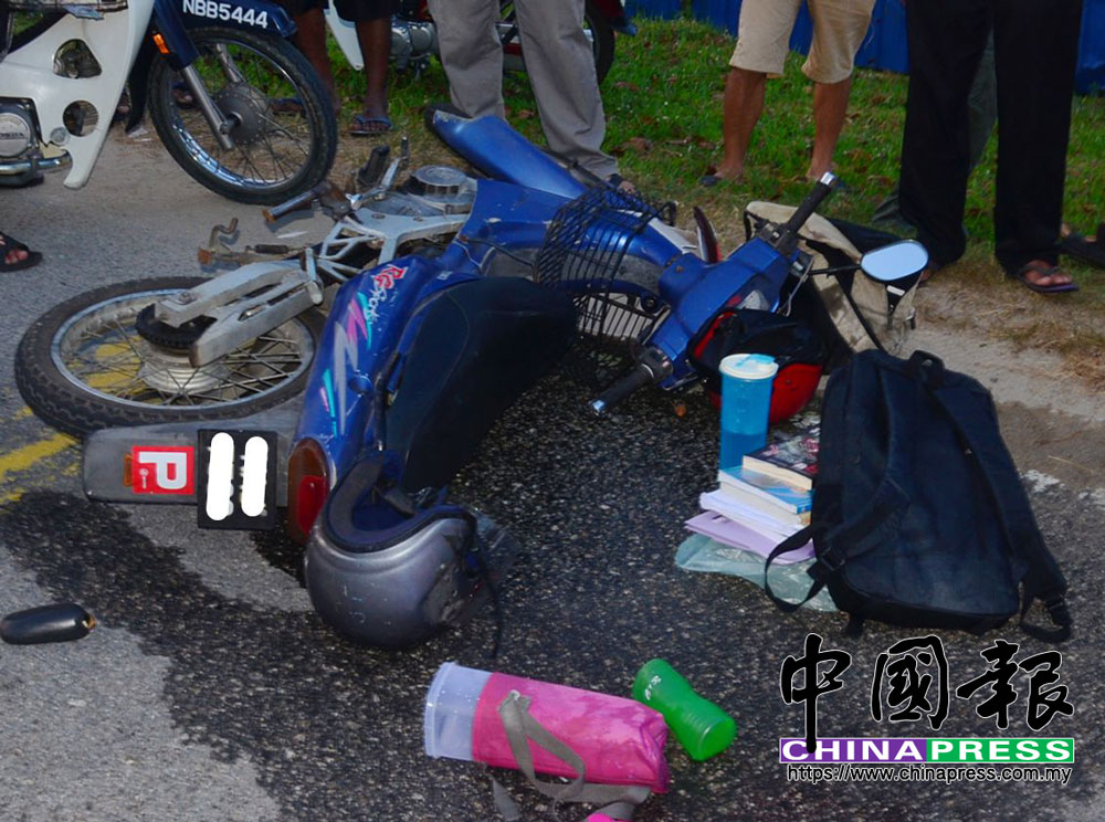 置放在摩哆籃的書本和水壺掉落馬路。