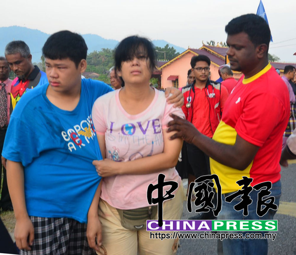 死者哥哥扶持悲痛不已的母親,阿魯古馬趨前安撫慰問。