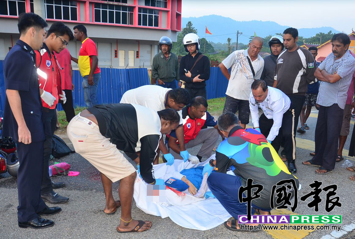 熱心民眾協助警員包裹死者屍體,準備送往醫院太平間解剖。