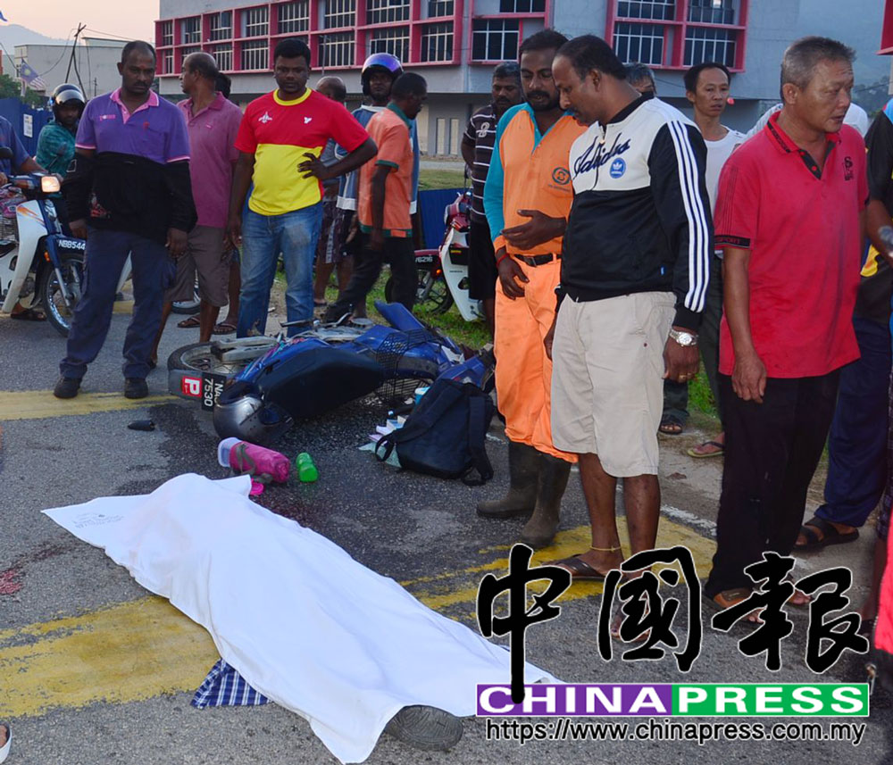 華裔姐妹花共騎摩哆上學途中,遭尾隨車輛撞後逃,妹妹頭部重創,宣告不治,右紅衣中年為姐妹花父親。