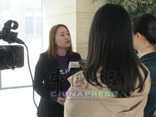 MOL Pay金流服務公司經理蔡欣儀（左）在杭州市舉行的“一帶一路跨境電商峰會”上，接受中國電視台訪問。