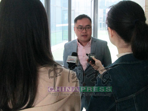 HERMO美妝產品網購平台市場經理孔俊傑（中）接受中國媒體訪問。
