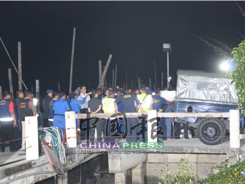  搜救人員將尋獲的遺體，抬上警方卡車送入麻坡蘇丹法蒂瑪專科醫院太平間。