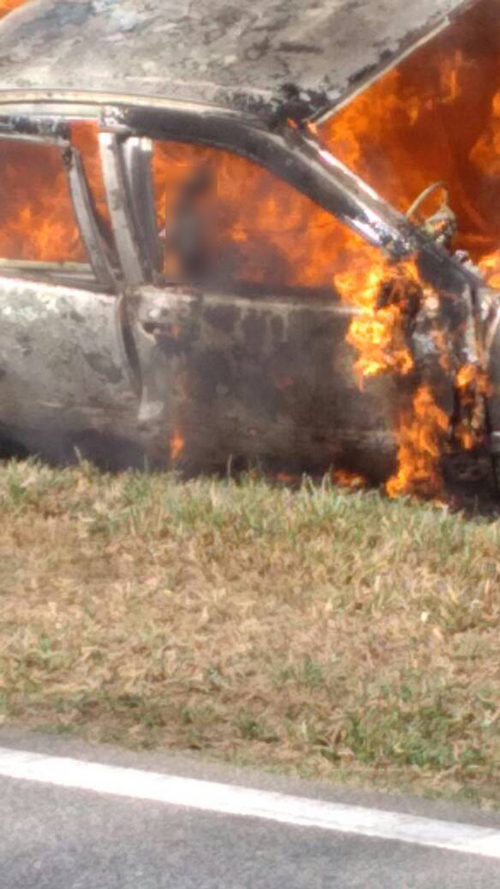 車子火勢被撲滅後，可清楚看到被燒焦的手部。