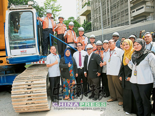  東姑安南（后排左起）、阿南依山以及阿敏諾丁主持動土儀式后，與吉咯南坡市政局官員和發展商代表。