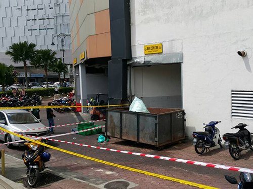 事發後，警方在購物廣場底樓圍起警戒線調查。 