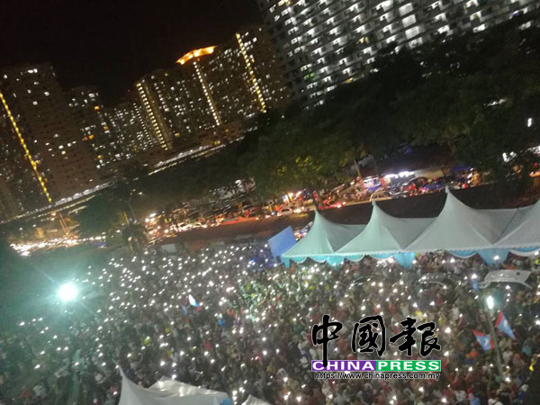 出席演講活動的民眾亮起手機屏幕燈光,讓現場出現一片壯觀的燈海。