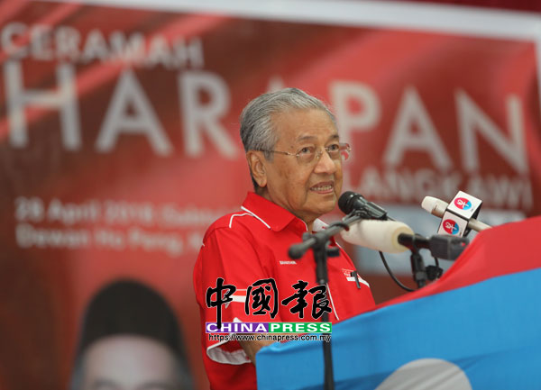 夜已深,馬哈迪雖然抱病,演講時依然精神滿滿。