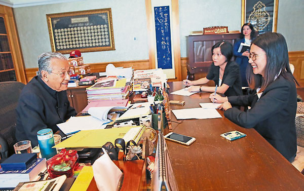 馬哈迪接受《新明日報》記者訪問時，暢談新馬兩國關係。