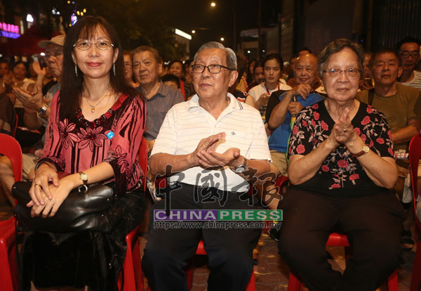 郭素沁(左)的父母親也在現場給予鼓勵和支持;左為郭金棠和馮雪瓊。