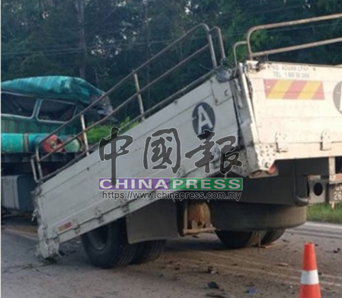 羅厘同拖格羅厘猛撞下斷成兩截車頭與車身份家。