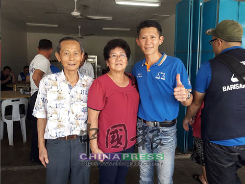 陳寶光（右起）在母親張蘭英及父親陳玉新陪同下，回到士乃泗隆新村拜票。 
