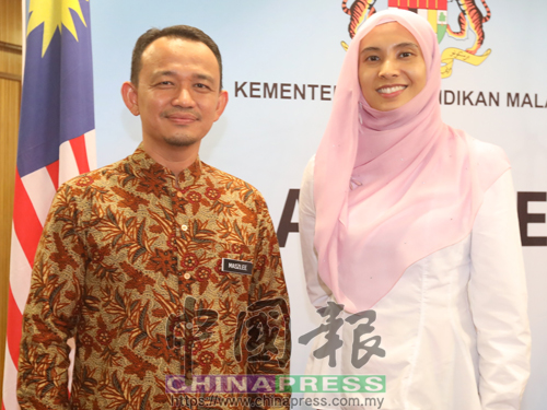 馬智禮(左起)和努魯依莎在記者會結束後合影。