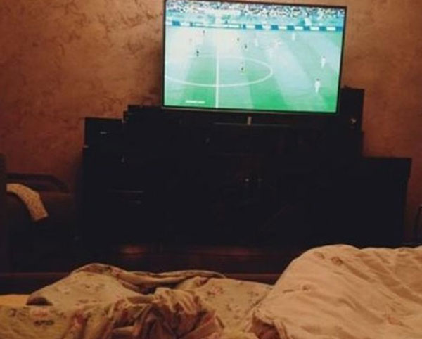 浙江台州一名年紀六旬的球迷,疑因躺床3天看世界杯,險些送命。圖為示意圖。