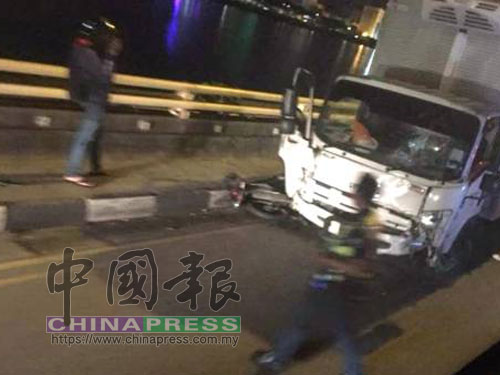 肇禍羅厘輪胎下壓著一輛摩哆。