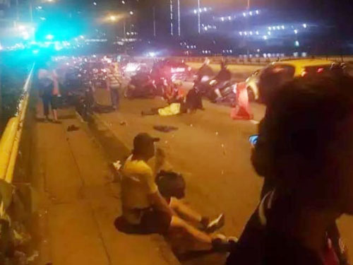 被撞飛的摩哆零件散落在長堤四處。(取自面子書)