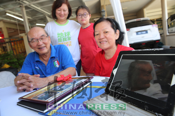 符永平(前左起)與妹妹麗蘇與在場的記者分享母親去年在病床上,歌唱海南民謠的片段。