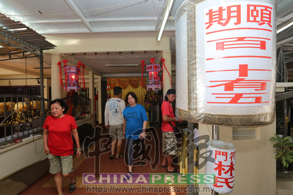 林翠蓉的家屬,在峇章畔江園的住家設靈,送林翠蓉最后一程。