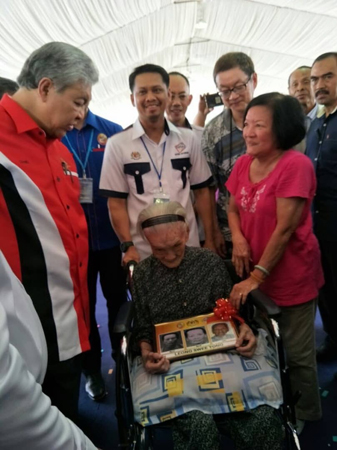 林翠蓉(中)于2017年,從時任副首相兼內政部長阿末扎希手中接領獎狀。