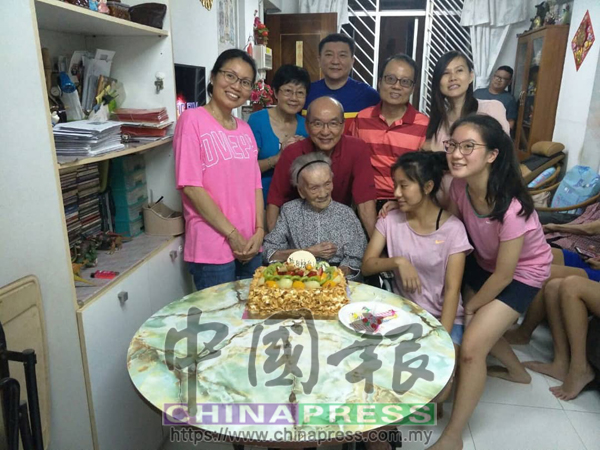 家人為林翠蓉慶生的照片。