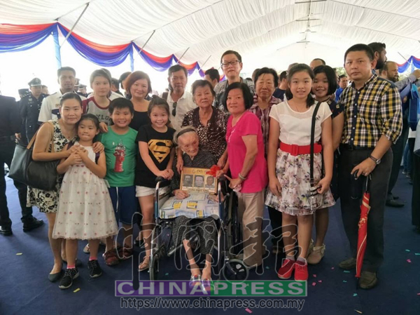 家人陪同林翠蓉領取甲州最高年齡者的獎狀時合影。