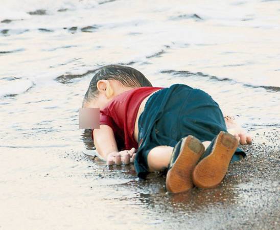 ■3歲敘利亞男童艾蘭伏屍土耳其海灘，震驚全球，圖片攝於2015年9月2日。