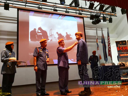 末茲布江(左2起)陪同羅斯蘭頒發徽章給南馬區潛水隊隊員。