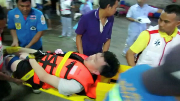 名落水遊客受傷,正被用擔架抬到急救中心。(路透社)