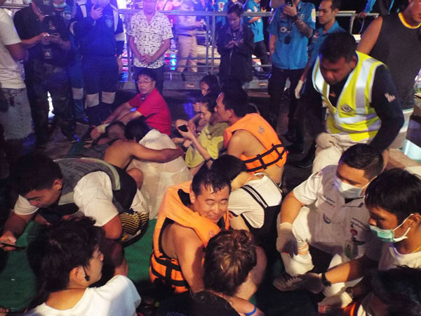 救護人員正給予獲救遊客進行初步檢查。(美聯社)