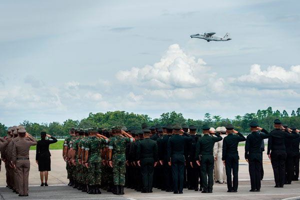 載著沙曼遺體的軍機起飛時，在場官員立正敬禮。圖/法新社 