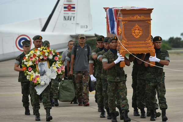 沙曼的靈柩上蓋著泰國國旗。圖/路透社 