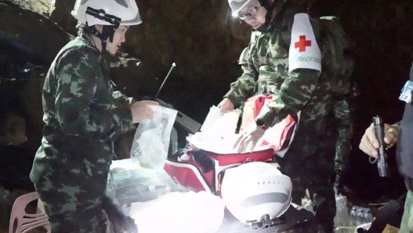 救援人員周二在準備好醫療用品，用於被抬出來的受困師生。（路透社）