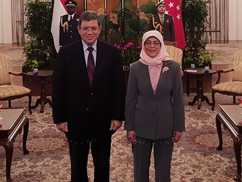 賽夫丁（左）與新加坡總統哈莉瑪。（取自賽夫丁面子書）