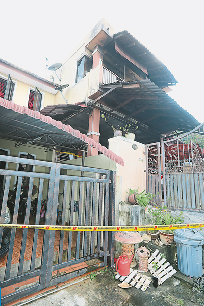 死者從陽台跳下遮雨棚時,不慎失衡墜下地面。