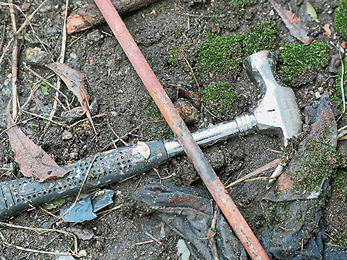 疑用來砸窗的鐵錘,留在后巷。