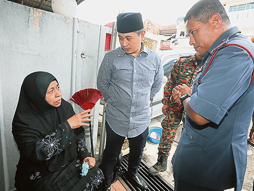 里查爾(右起)和希爾曼慰問死者妻子阿茲尼。