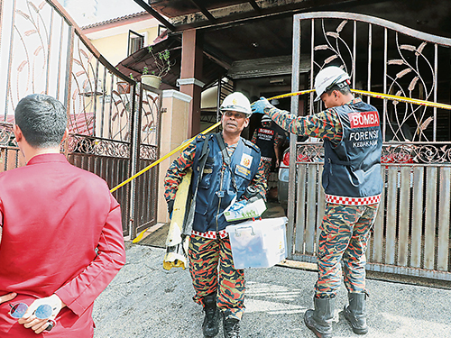 消拯局鑑證組人員取走一些證物,調查起火原因。