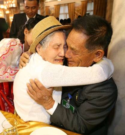 韓國92歲老婦李錦善終於與在朝鮮生活的兒子李承哲重逢,兩人見面後緊緊相擁,場面感人。