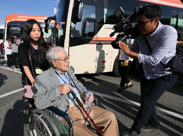 101歲老人白承圭周一準備登上專車,前往金剛山出席離散家庭團聚會。