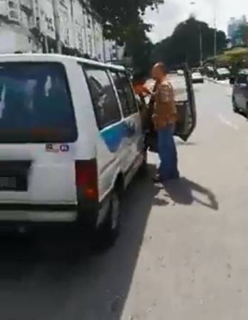 中國男子不滿被貨卡司機鳴車笛警告,竟掐司機頸項將他拉下車。